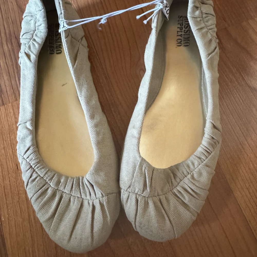 Mossimo Supply Co. Tan Flats for Everyday Comfort